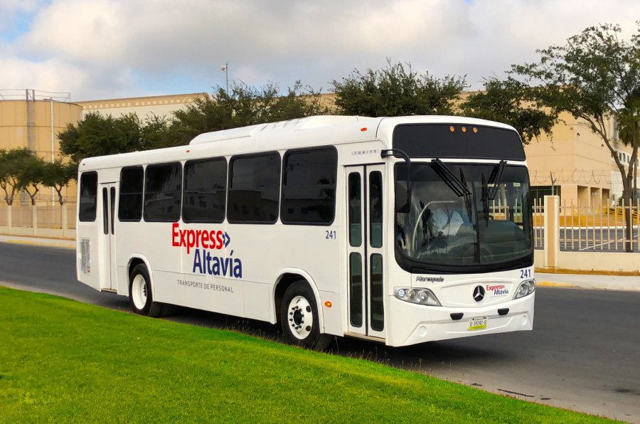 Operador profesional revisando la ruta en una tablet
